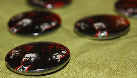 Badges et magnets : les goodies du Salon du vampire